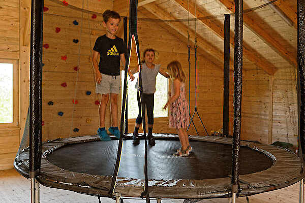 Ruhende Kinder im Trampolinin der Spielscheune